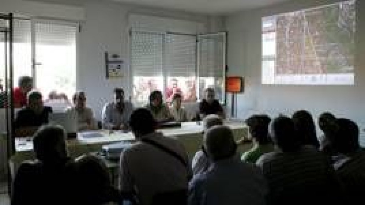 León Alta Velocidad ofreció ayer una charla a los vecinos de Torneros