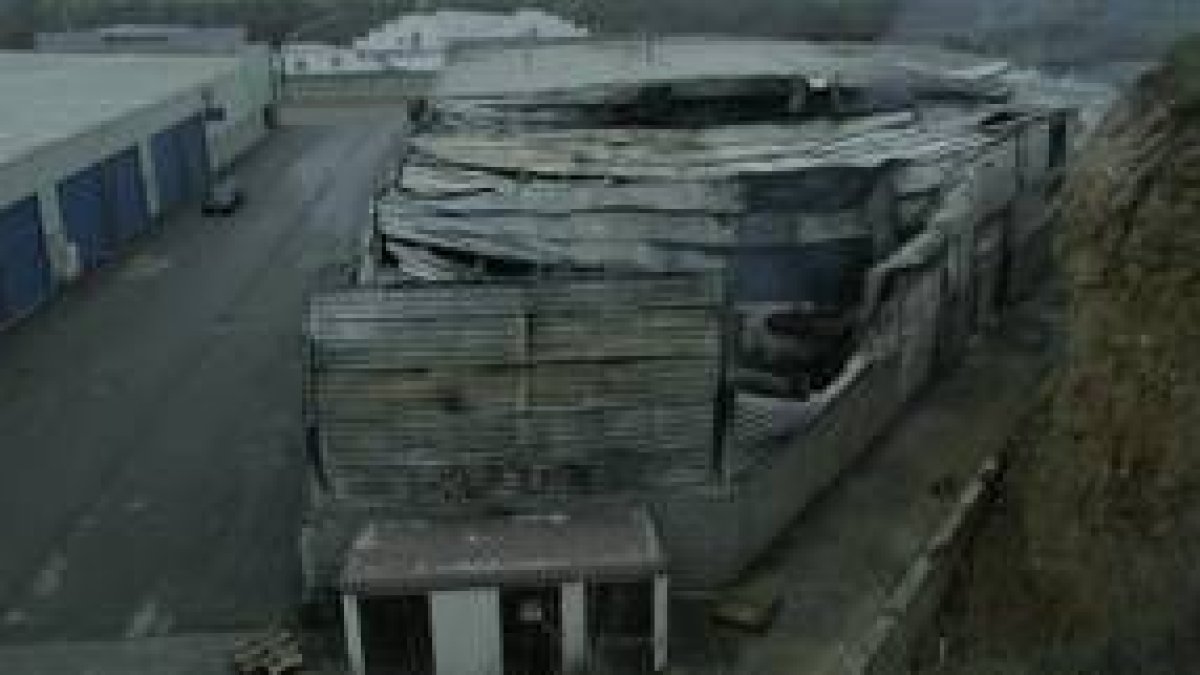 Imagen de archivo de hace un año tras el incendio de las naves