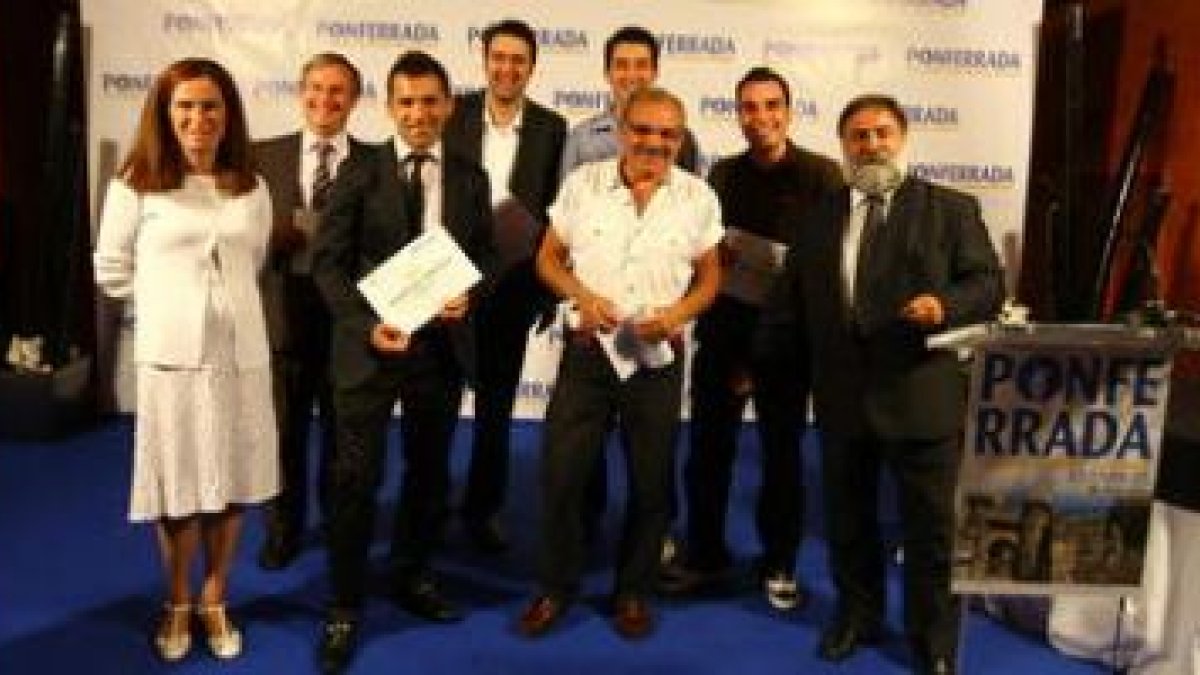 Foto de familia de parte del grupo de bodegueros premiados en el certamen Vinos del Noroeste.