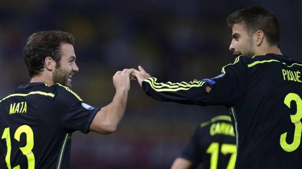 Juan Mata y Gerard Piqué, en el partido Macedonia-España.