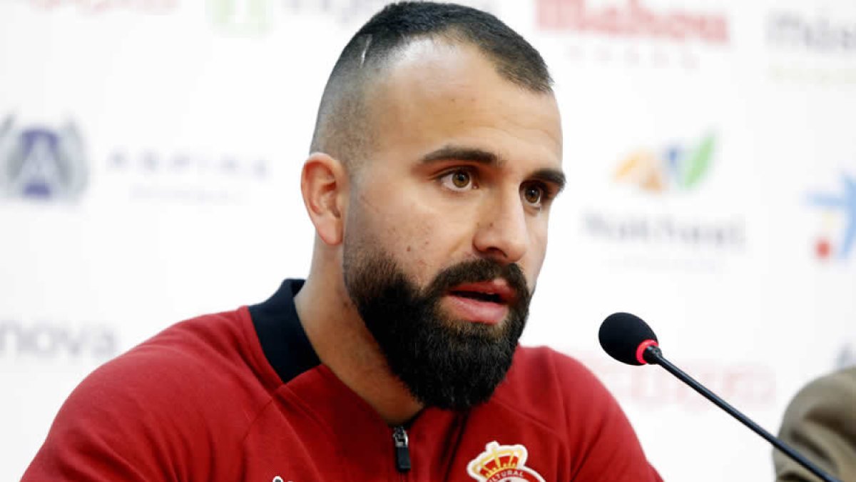 Javi Jiménez, el día de su presentación como jugador de la Cultural. MARCIANO PÉREZ.