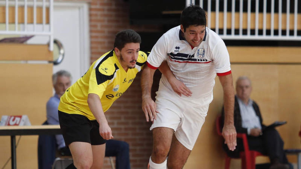 Ángel, a la derecha, está siendo clave en el equipo trepalense. JESÚS
