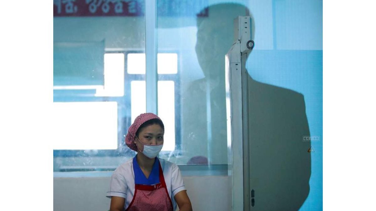 Una mujer norcoreana en una fábrica de jabones. HOW HWEE YOUNG