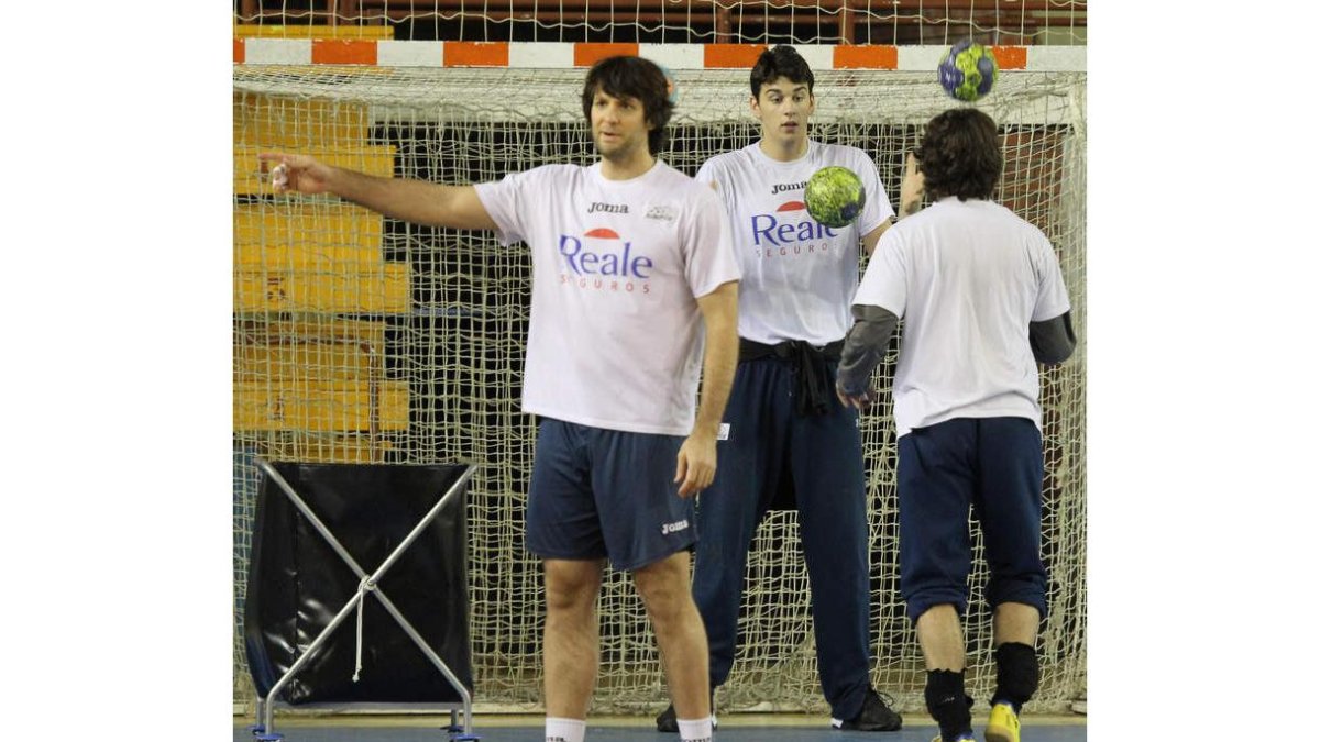 Carou, Malumbres y Asanin durante un entrenamiento del Ademar en el Palacio.