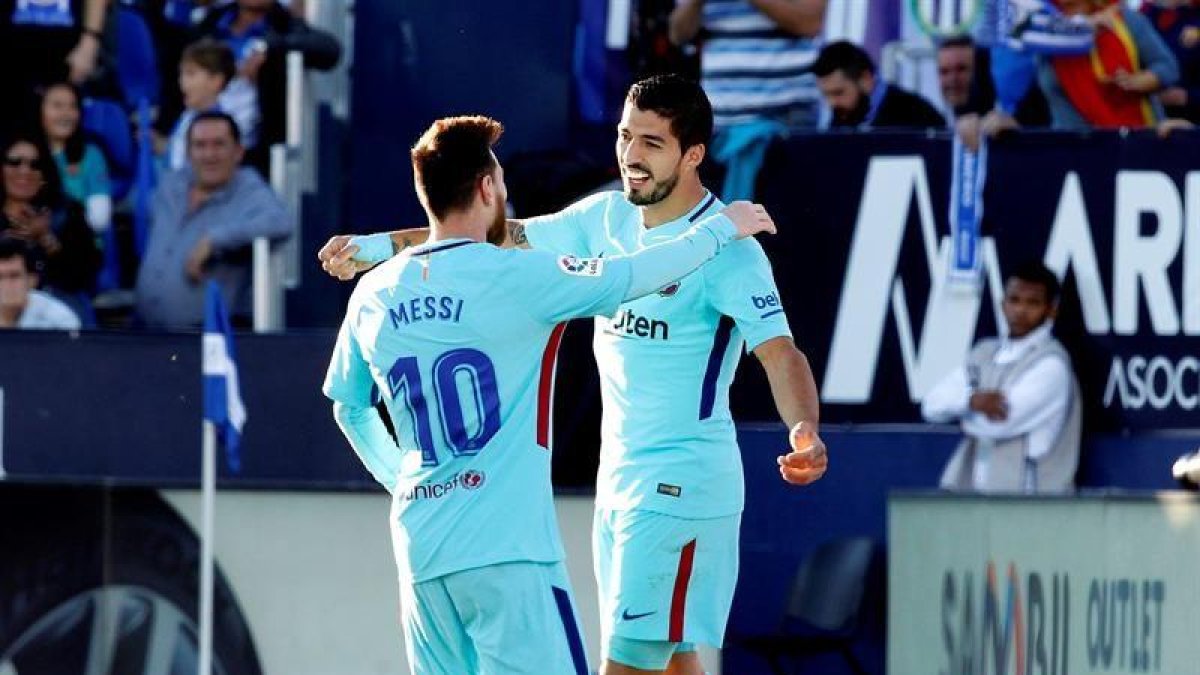 El delantero uruguayo del Barcelona Luis Suárez (d) celebra con su compañero, el argentino Leo Messi (i), su gol marcado ante el Leganés durante el partido correspondiente a la duodécima jornada de LaLiga Santander disputado en el estadio de Butarque.