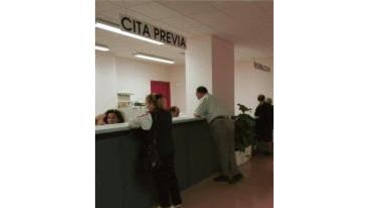 Varios pacientes esperan cita previa en el centro del Crucero