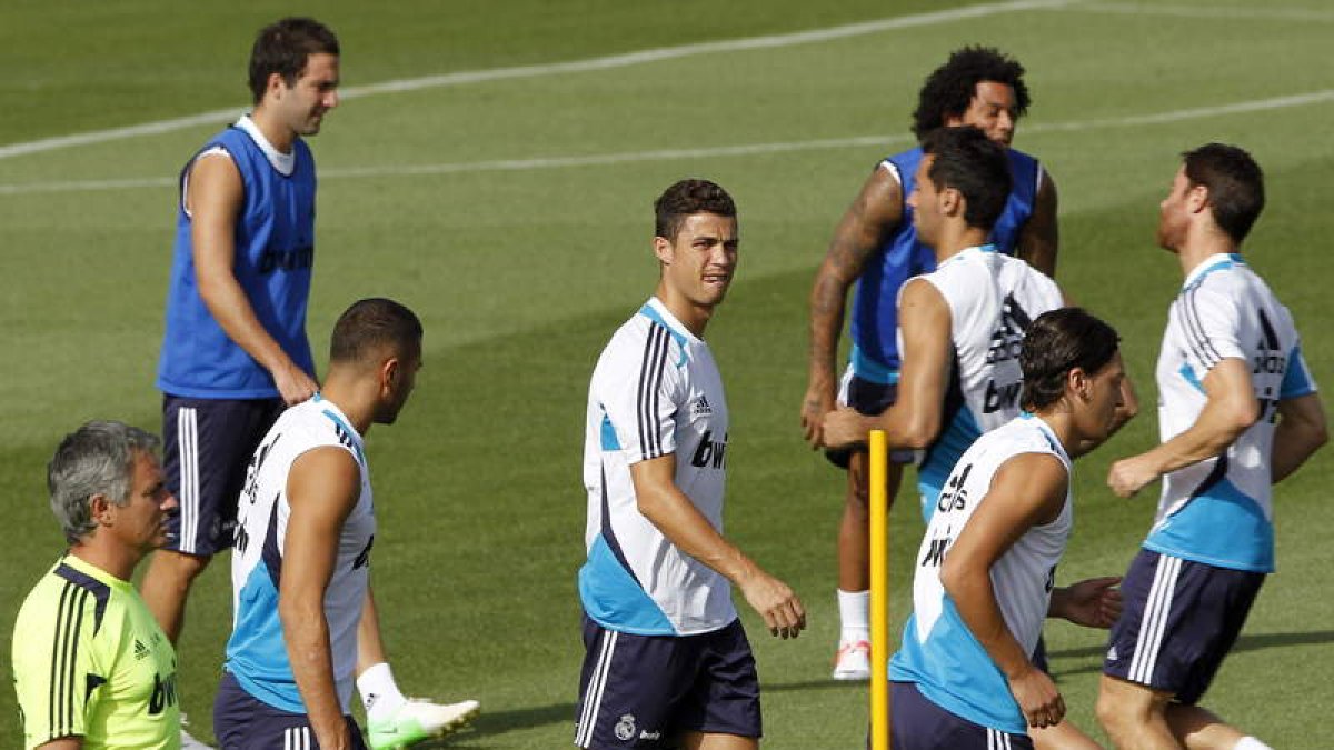 José Mourinho y varios jugadores, entre ellos Cristiano, durante el entrenamiento de ayer.