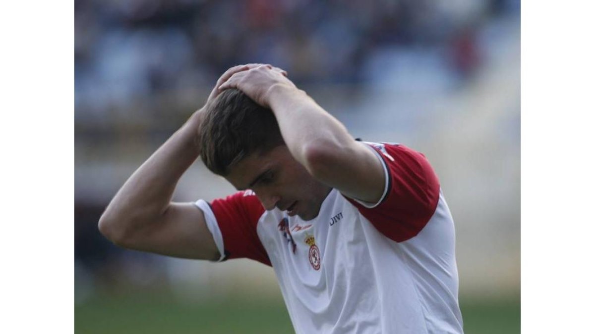 Iván Garrido se lleva las manos a la cabeza tras el tercer gol del Marino
