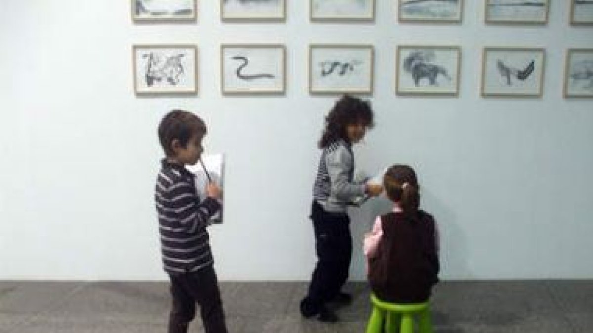 Unos niños participan en los talleres que el Musac dedica a los más pequeños.