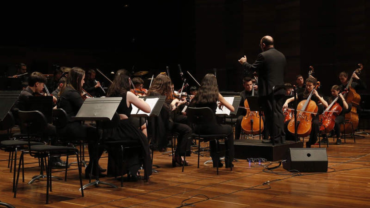 Las Juventudes Musicales, ayer, durante el concierto. FERNANDO OTERO