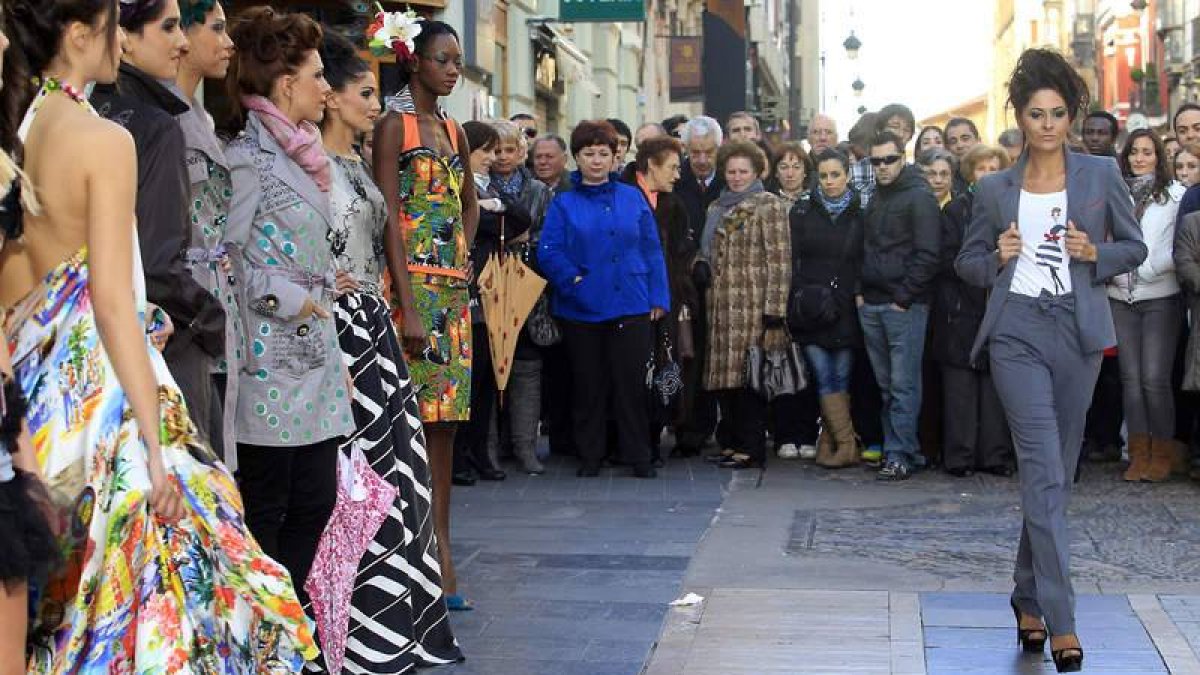 Imagen del desfile colectivo que tuvo lugar ayer en la calle Ancha.