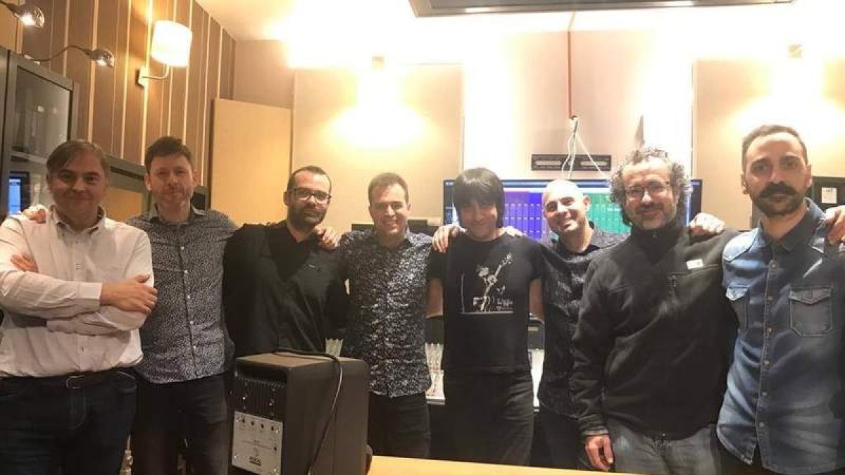 Esta Noche No, junto a Pablo Vega (izda.), ingeniero de sonido, y Mario Álvarez, productor. DL