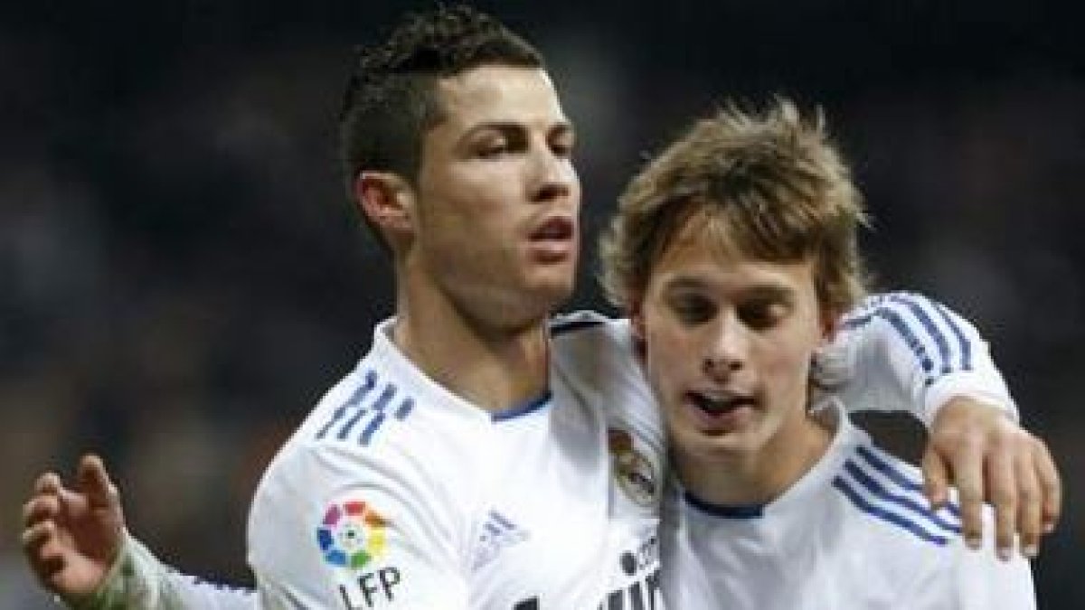 Cristiano Ronaldo celebra su tercer gol con el joven Canales que le dio el pase.