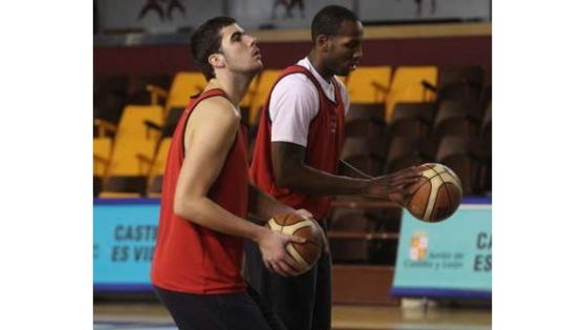 Albert Fontet, en un entrenamiento junto a Seawright, será baja frente al Breogán y el Ourense.