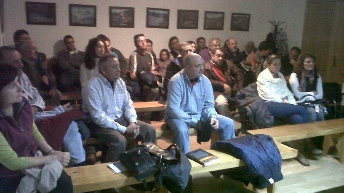 Los asistentes llenaron los asientos habilitados para seguir la charla de Alipio García.