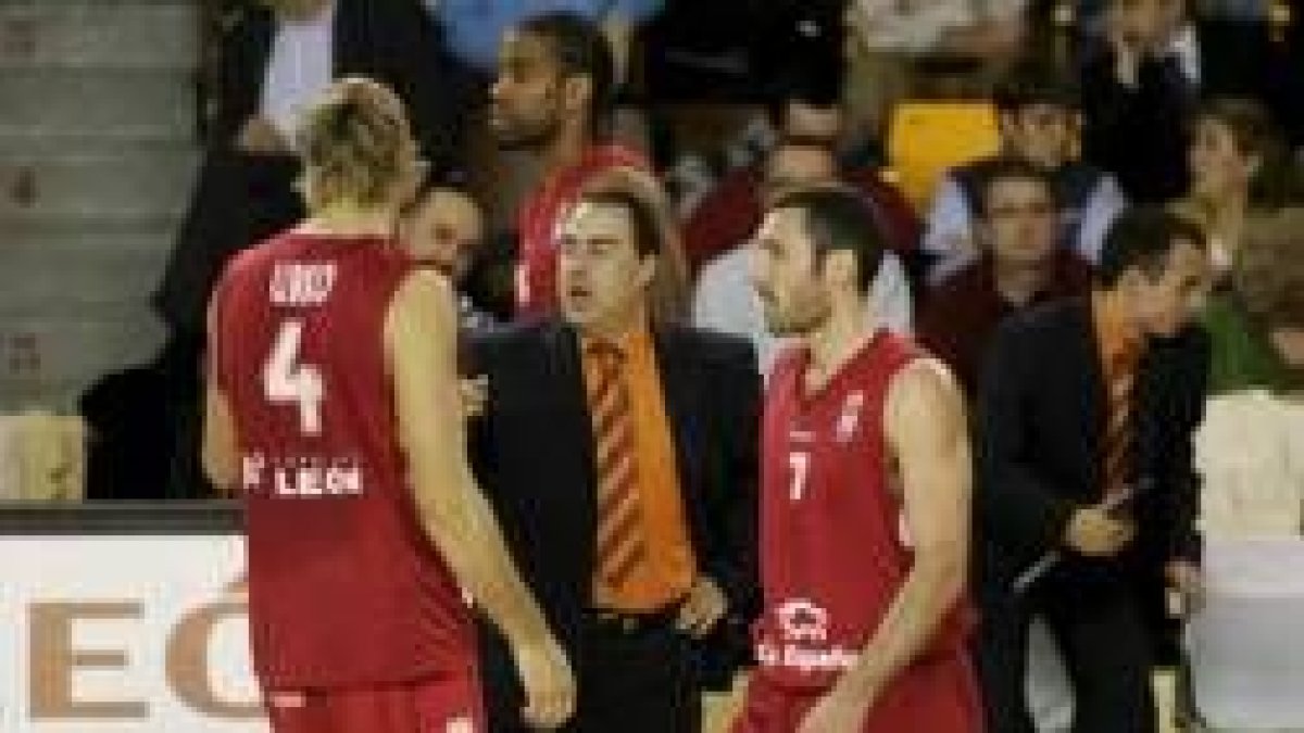 Aranzana habla con Urko Otegui en presencia de Bulfoni