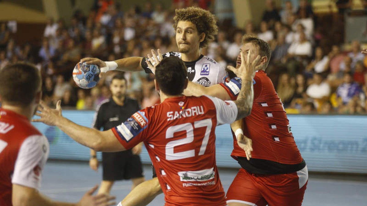 Acacio, ante el Dinamo de Bucarest, al que ya ganaron en el Palacio. FERNANDO OTERO