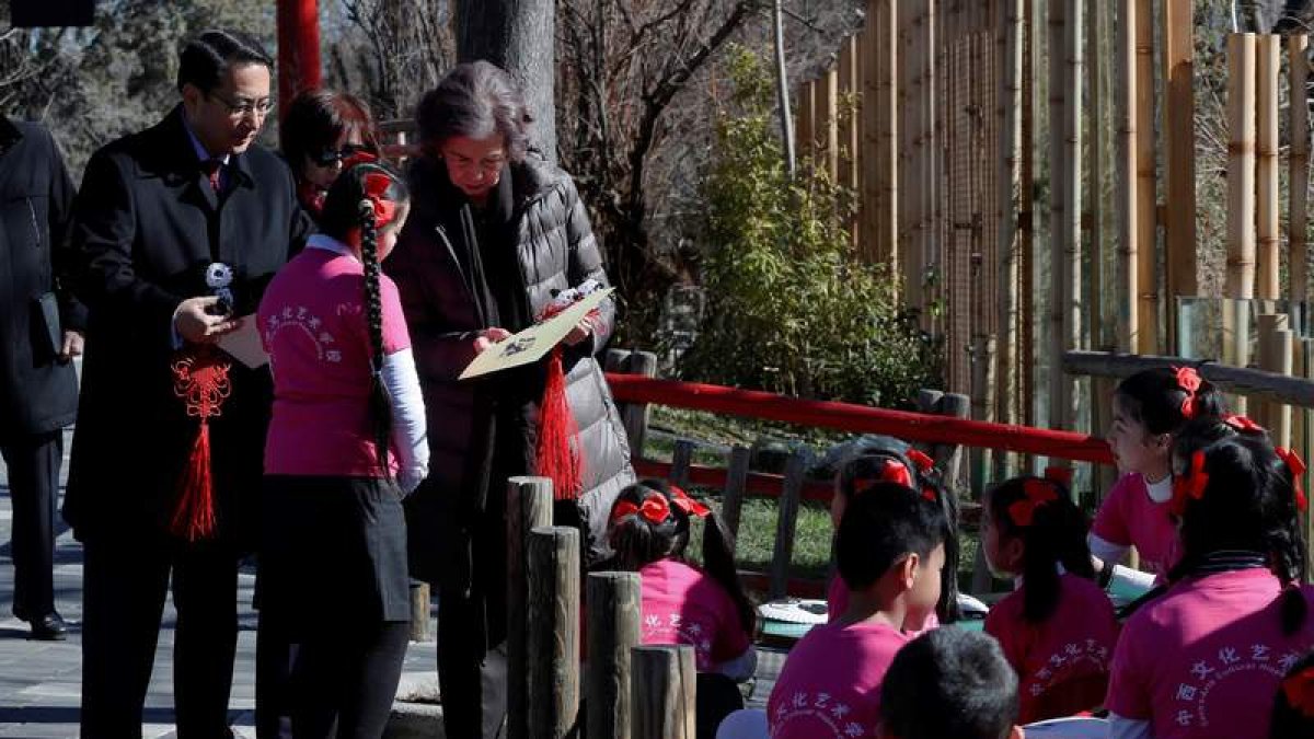 La reina Sofía presidió ayer la renovación del convenio con China para la acogida del oso panda gigante. FERNANDO ALVARADO
