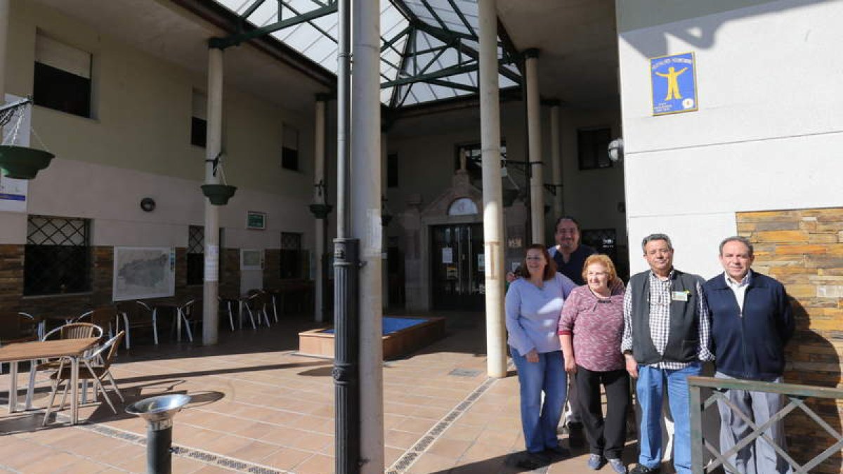 El secretario de Amigos del Camino de Santiago en el Bierzo, junto a varios hospitaleros.