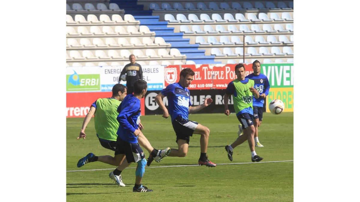 La plantilla deportivista vuelve hoy al trabajo para preparar el partido del jueves.