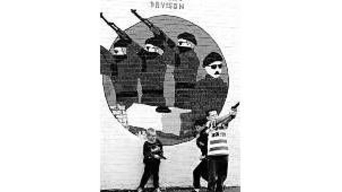 Niños norirlandeses juegan con pistolas en las problemáticas calles de Belfast