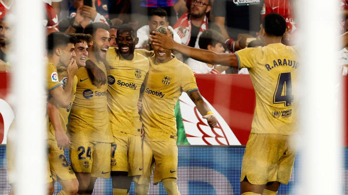 Los jugadores del Barça celebran el gol del defensa Eric García. JULIO MUÑOZ
