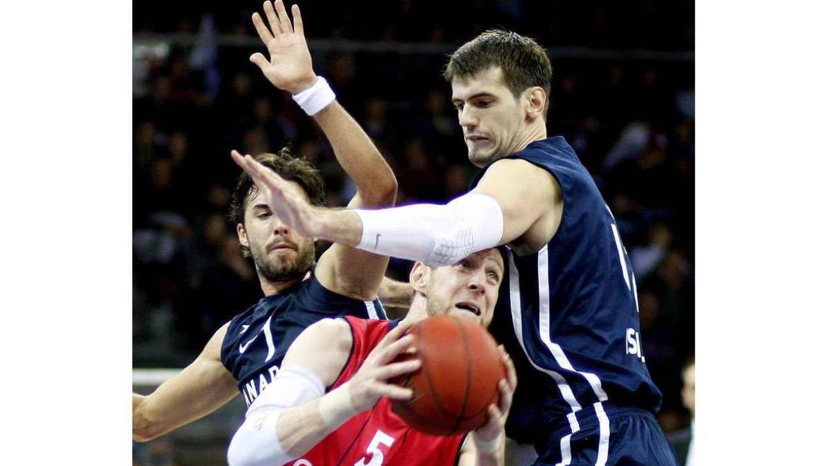 Nocioni, en el centro, intenta superar la defensa del Efes.