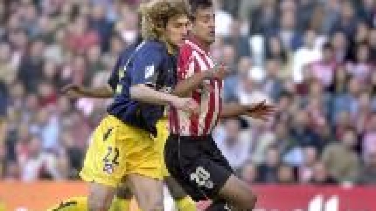 El atlético Coloccini intenta que Urzaiz no se haga con el control del balón