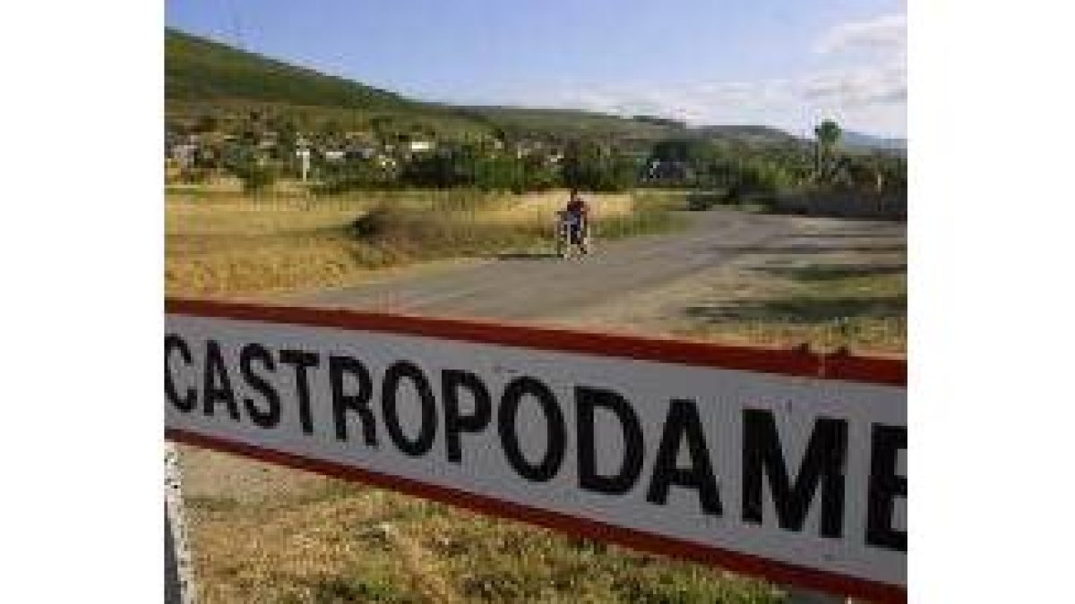 La entrada por carretera a la localidad de Castropodame