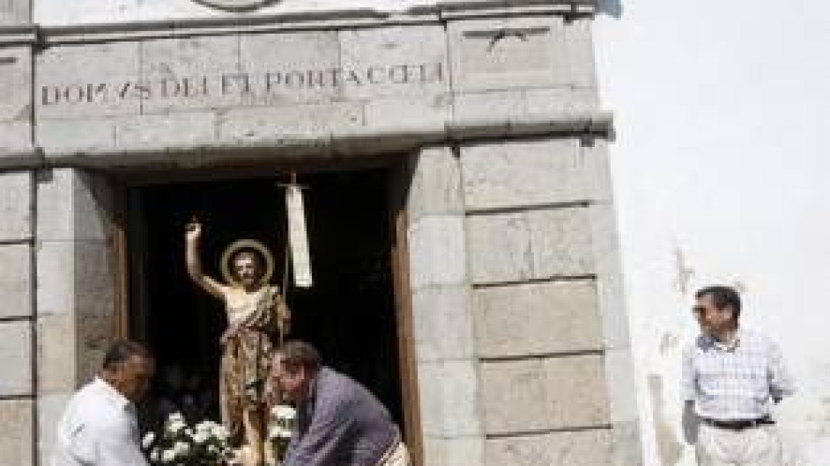 Los fieles sacan a la calle la imagen del santo en procesión