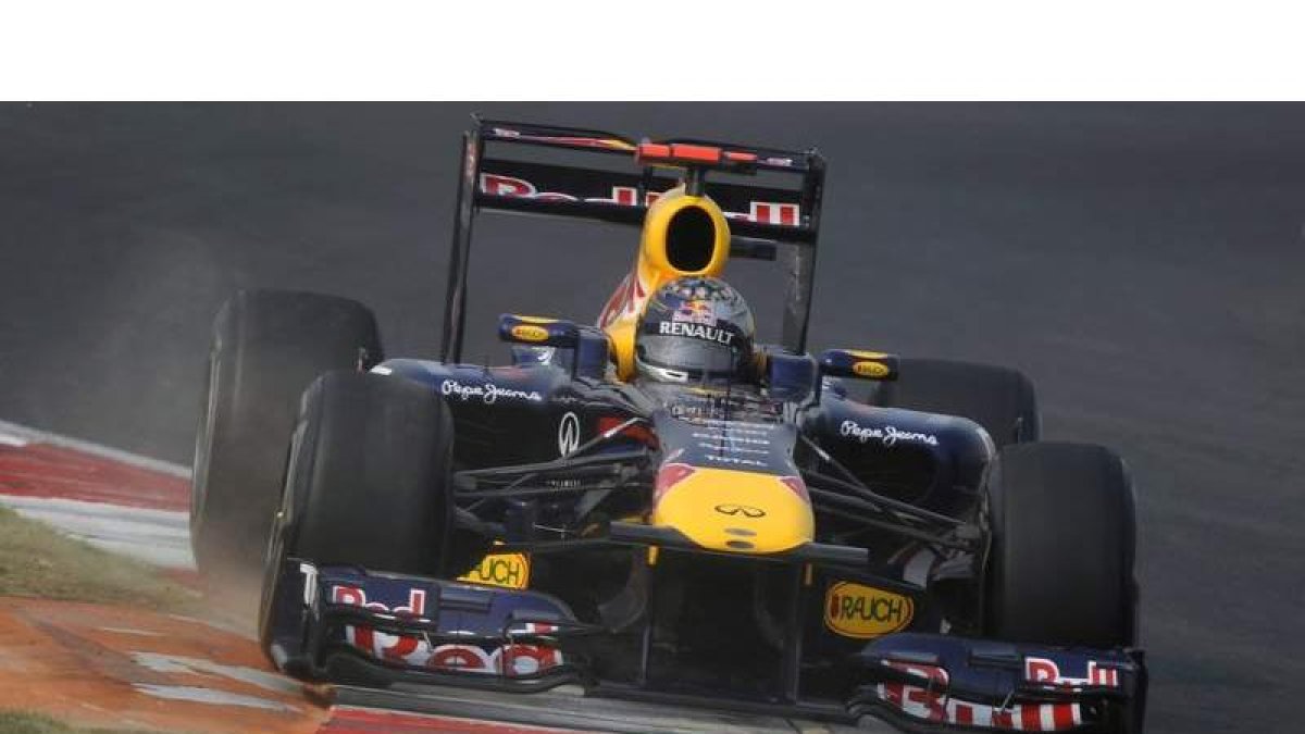 Vettel conduce su monoplaza en el circuito de Buddh.