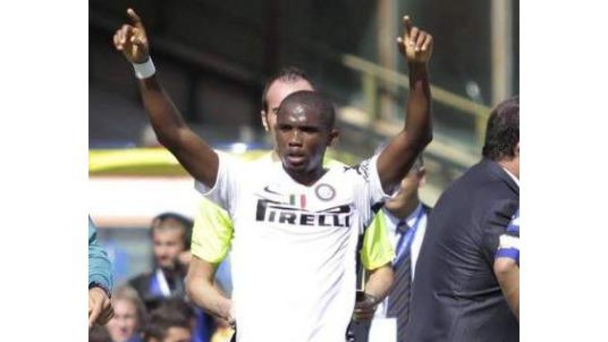 Samuel Eto'o celebra su gol ante el Cagliari.