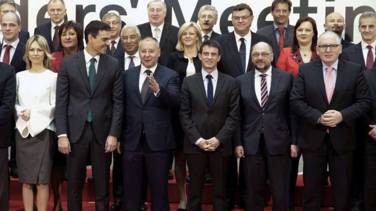 Foto de familia previa al acto.