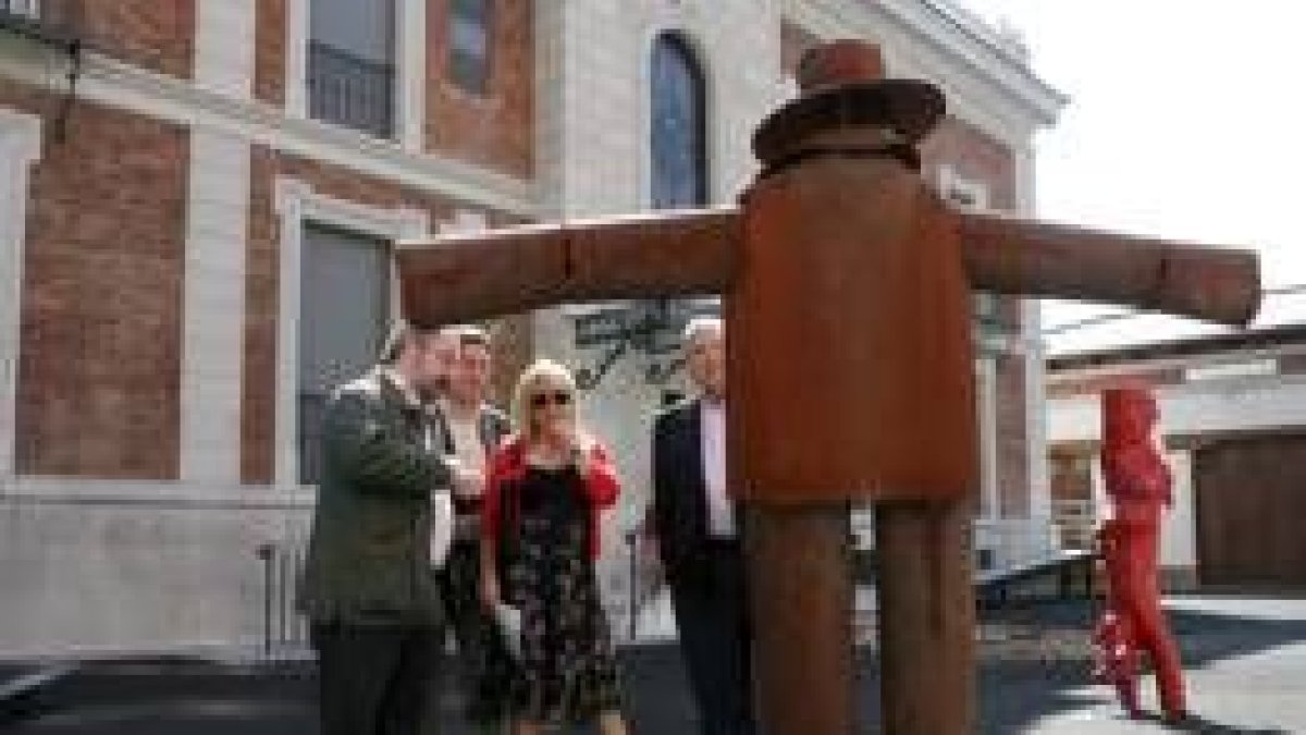 Los representantes de la Diputación observan una escultura de Zapico