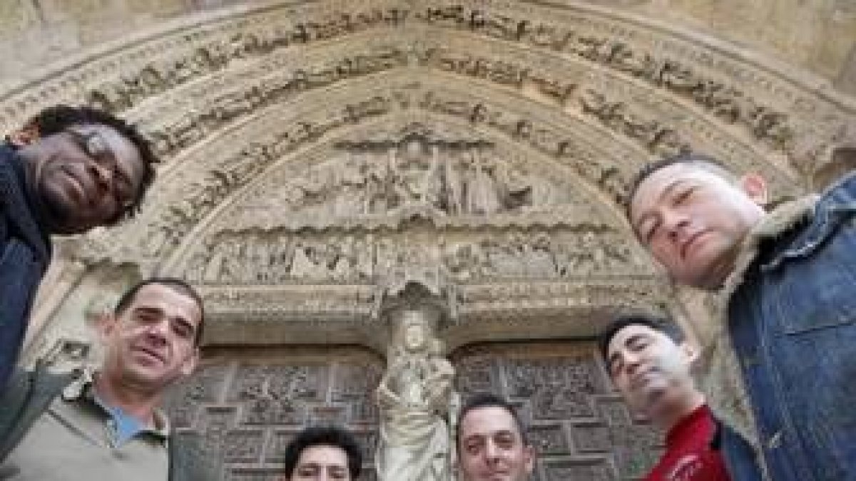 Seis de los catorce presos que esta tarde desfilarán en el Perdón posan en la Catedral