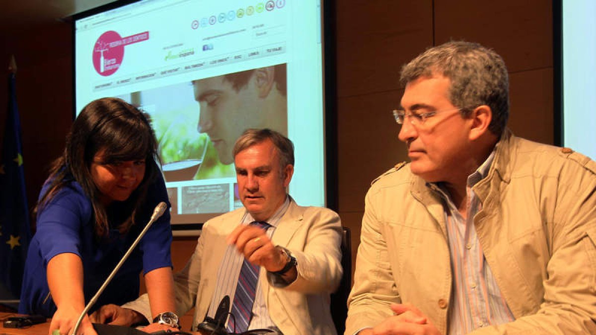 Amaya Pérez, Víctor Robla y Reyez Ávila, en la presentación de la web de Enoturismo Bierzo.