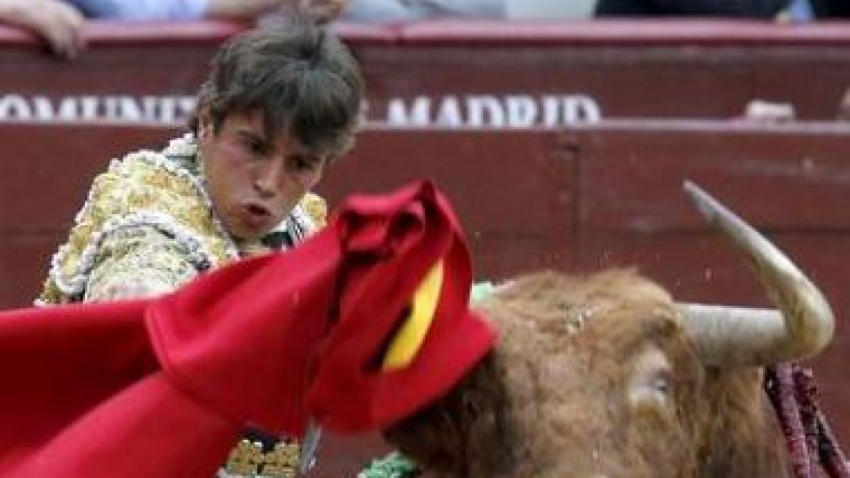 El diestro Miguel Tendero da un pase con la muleta.