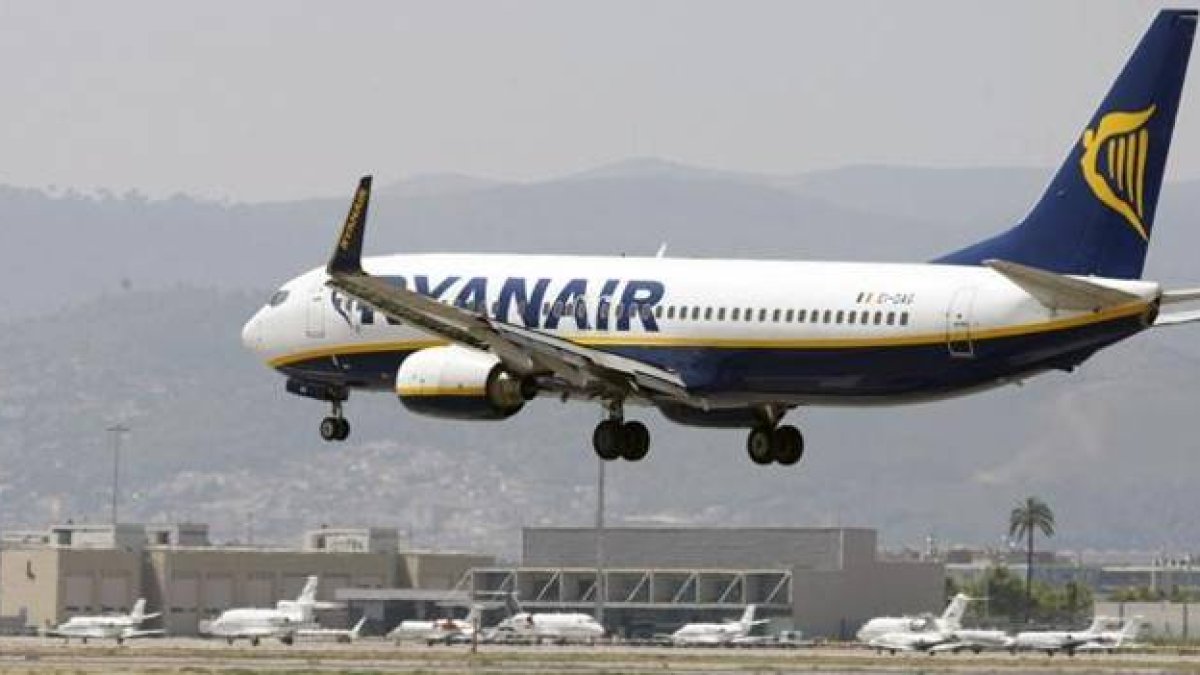 Un avión de Ryanair en El Prat. Imagen de archivo.