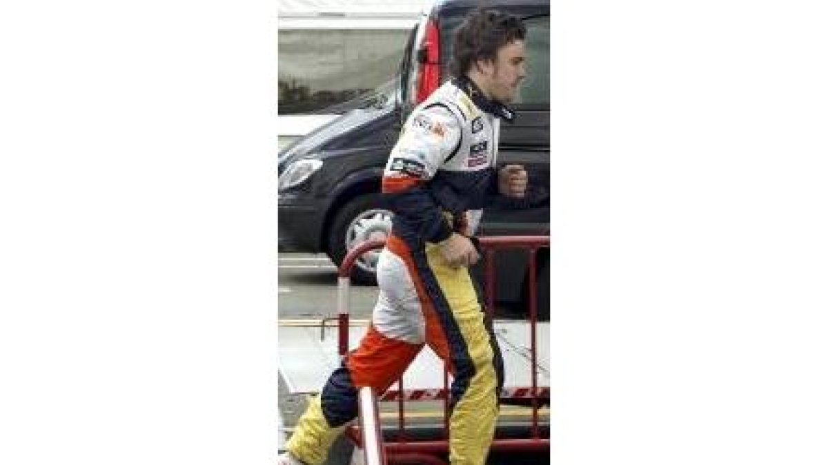 Fernando Alonso corre hacia su «motorhome», ayer en Montmeló