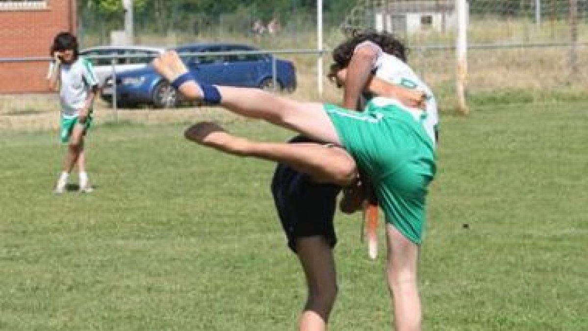 Las instalaciones deportivas de Mansilla acogieron el tercer corro de Lucha de Base y Juvenil.