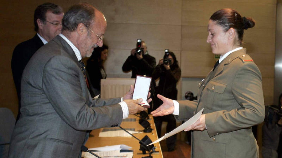 Vanesa Medina recibió de León de la Riva el premio otorgado a ella y a su marido.