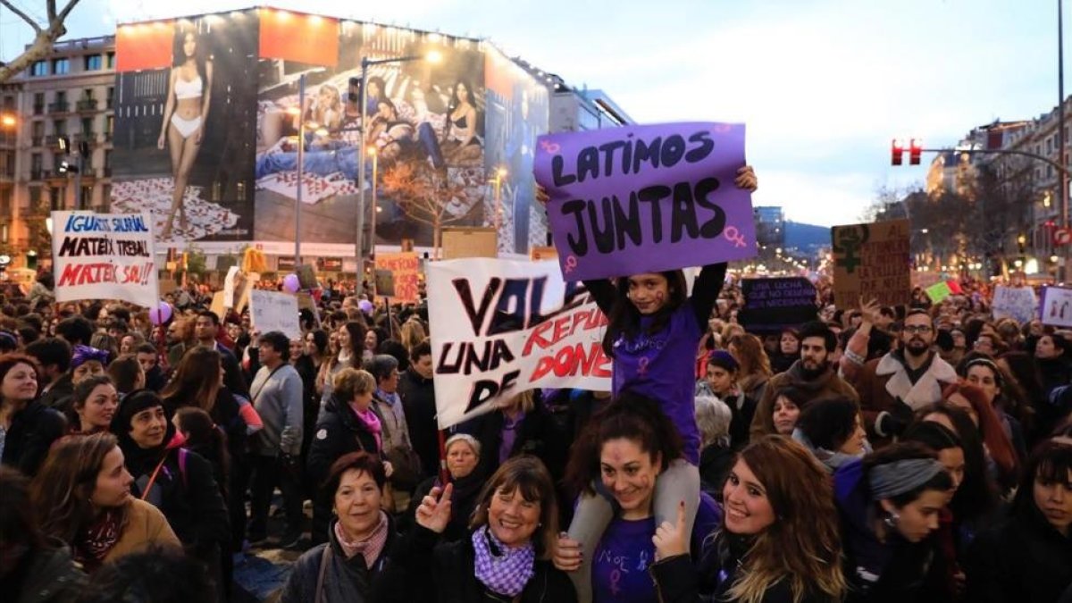 La manifestación de las mujeres de Barcelona, en el paseo de Gràcia.