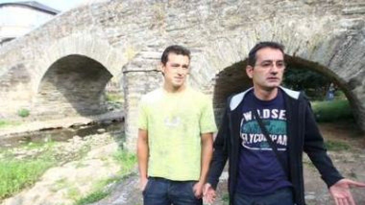 El presidente de los vecinos de Toral y el pedáneo de Valdefrancos junto al río Oza.