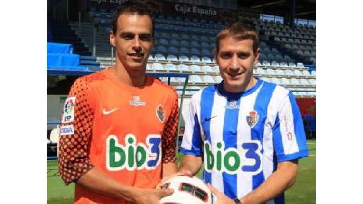 Orlando Quintana y Baró posan con su nueva camiseta en El Toralín.
