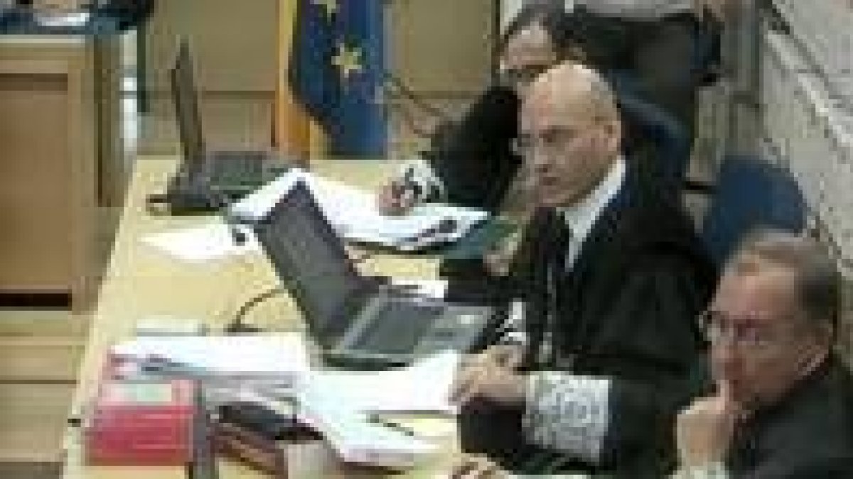 El presidente del tribunal Gómez Bermúdez se dirige a un testigo