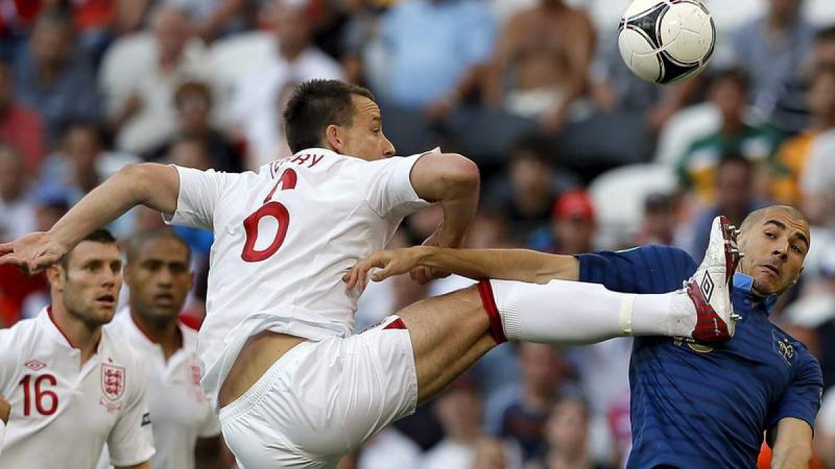 Terry y Benzema luchan por el balón.