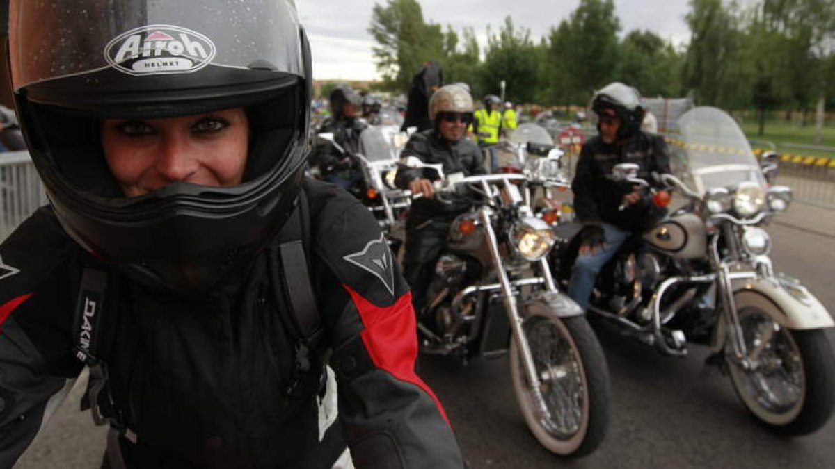 Una joven participante, durante una de las rutas llevadas a cabo en la concentración motera.