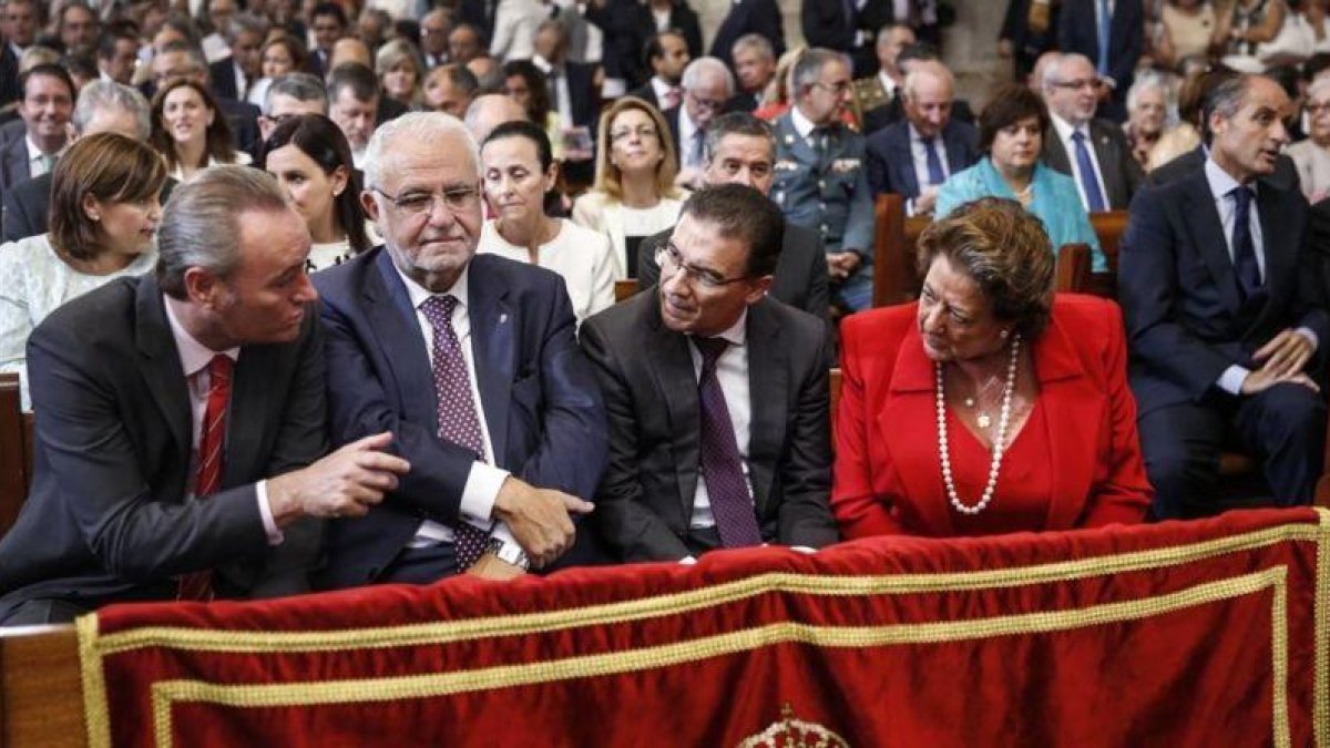 El expresidente valenciano Alberto Fabra, junto al entonces presidente de las Corts, Juan Cotino; el delegado del Gobierno, Serafín Castellano; y la alcaldesa de València, Rita Barberá.