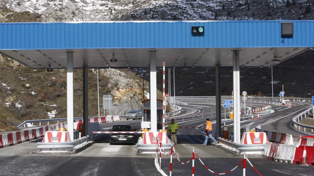 Cabinas de peaje en uno de los ramales de acceso a la AP-66. JESÚS F. SALVADORES