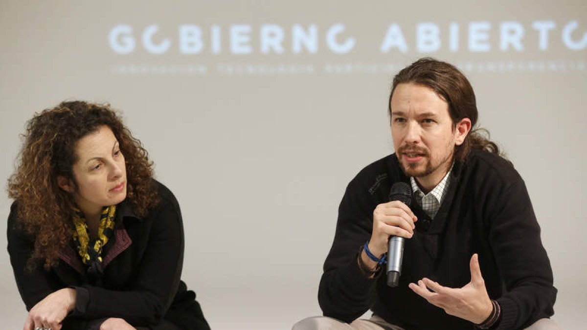 Beth Noveck, asesora del presidente de EE UU, y el secretario general de Podemos, Iglesias.
